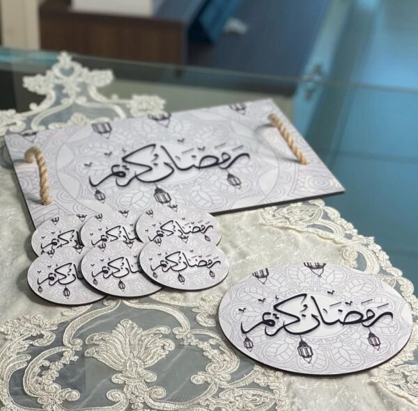 طقم مكون من 8 قطع ( صينية + كوستر كبير + عدد ستة كوستر صغير تحت الأكواب )