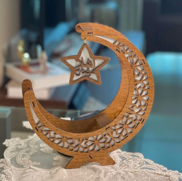 هلال خشب مع إضاءة على الكهرباء