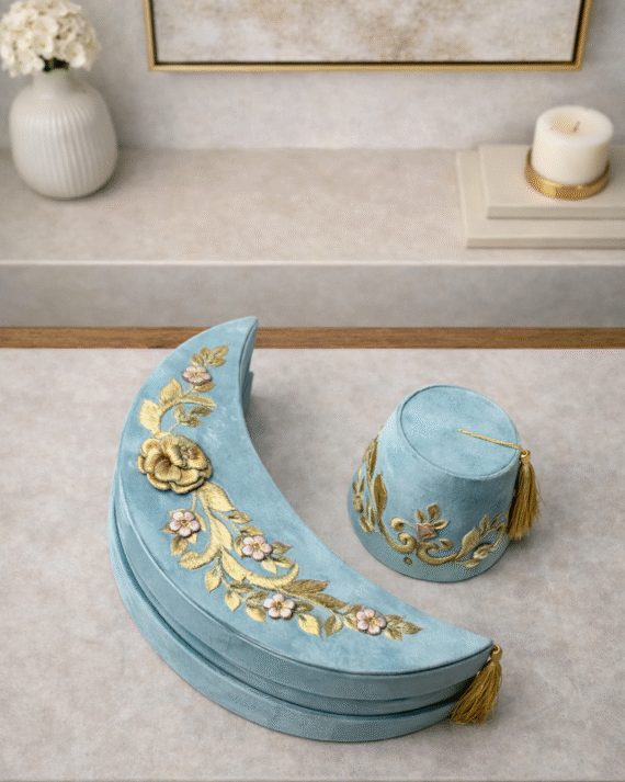 طقم علب فاخرة من قطعتين على شكل هلال وطربوش من المخمل المطرز لون تيفاني