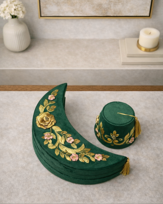 طقم علب فاخرة من قطعتين على شكل هلال وطربوش من المخمل المطرز لون أخضر زيتي