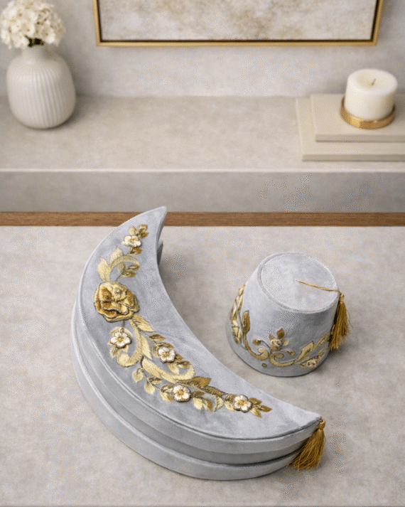 طقم علب فاخرة من قطعتين على شكل هلال وطربوش من المخمل المطرز لون فضي