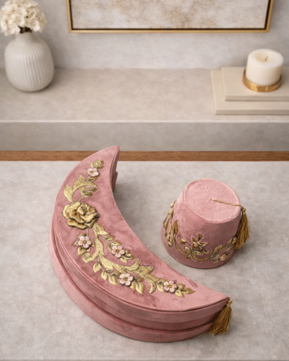 طقم علب فاخرة من قطعتين على شكل هلال وطربوش من المخمل المطرز لون زهري