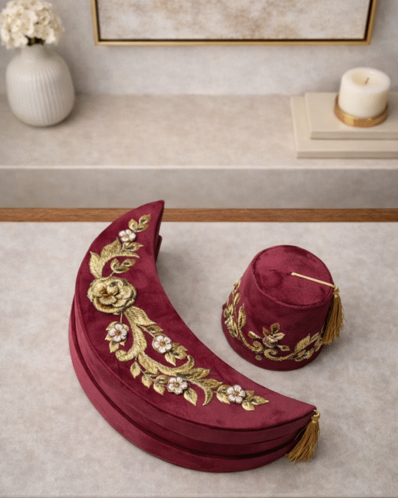 طقم علب فاخرة من قطعتين على شكل هلال وطربوش من المخمل المطرز لون خمري