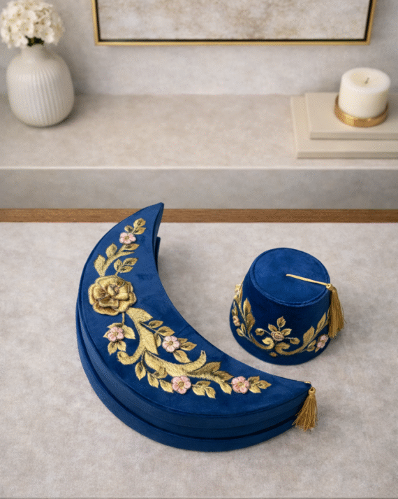 طقم علب فاخرة من قطعتين على شكل هلال وطربوش من المخمل المطرز لون أزرق غامق