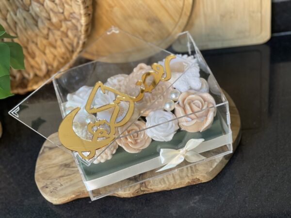 علبة أكريليك بعبارة رمضان كريم تحتوي على وردات من الصابون المعطر المصنع يدويا - Image 2