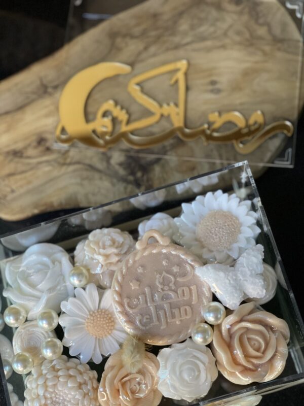 علبة أكريليك بعبارة رمضان كريم تحتوي على وردات من الصابون المعطر المصنع يدويا - Image 5