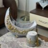 هلال مع طربوش من المخمل المطرز يدوي الصنع 
لون فضي