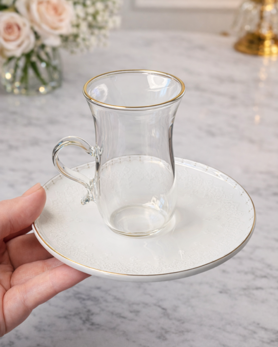 A مجموعة دانتيل - عدد 6 كاسات شاي مع صحون